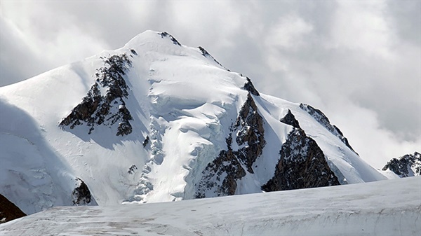 타왕복드에서 가장 높은 산인 호이텡산(4374m) 모습으로 전문산악인들만 등정이 가능한 산이다. 몽골 최고봉이기도 하다 