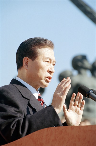 1998년 2월 25일, 김대중 대통령이 여의도 국회의사당앞 광장에서 열린 제15대 대통령 취임식에서 취임사를 낭독하고 있다.
(