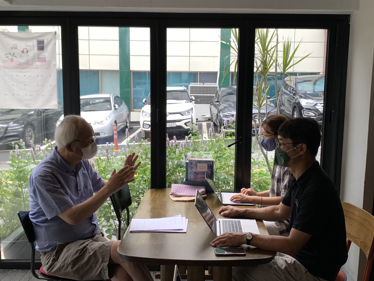 지난 8월 5일, 문화동 한 카페에서 에너지전환해유 사회적협동조합 양흥모 이사장이 권혁범 대전대학교 정치외교학과 교수를 인터뷰하고 있다. 