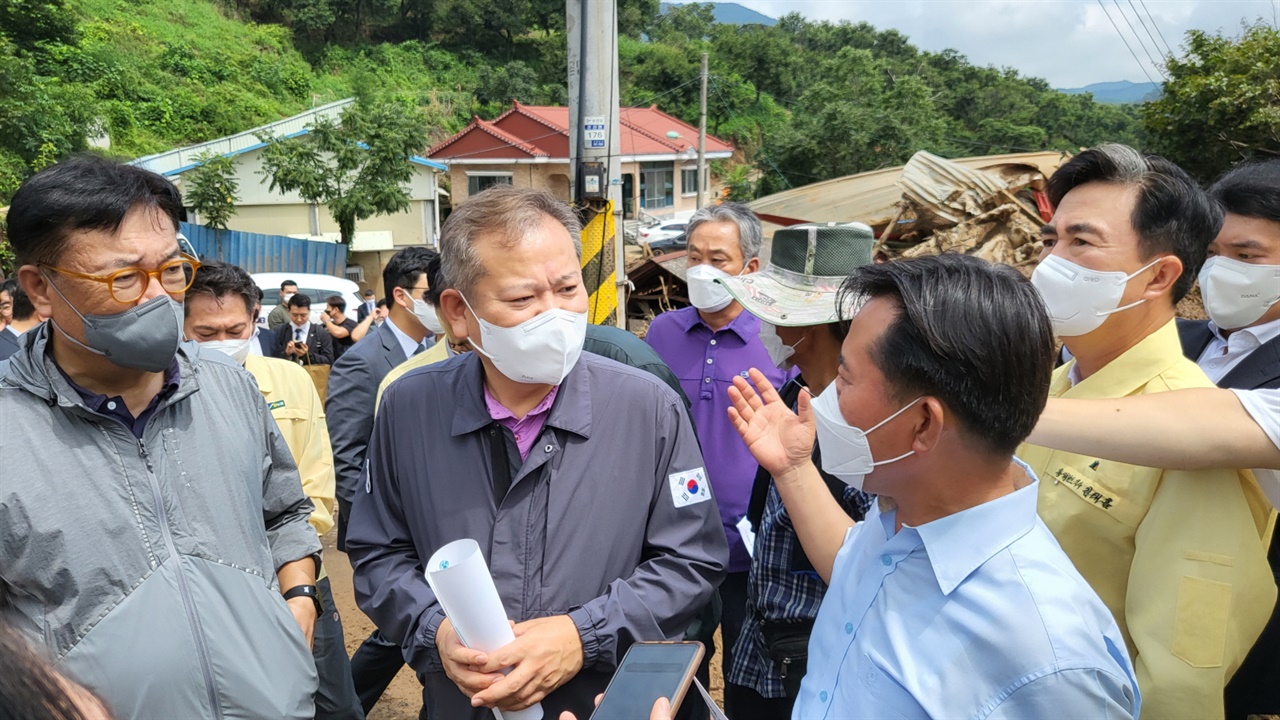 박정현(사진 왼쪽 3번째) 부여군수가 이상민(사진 왼쪽 2번째) 장관에게 특별재난지역 선포를 건의하고 있다.
