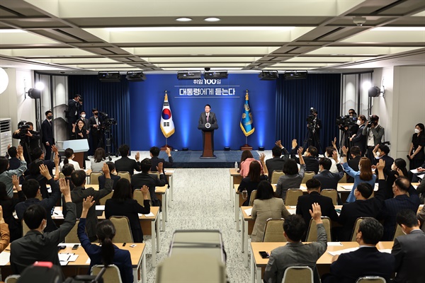 윤석열 대통령이 17일 용산 대통령실 청사 브리핑룸에서 취임 100일 기자회견을 하고 있다.