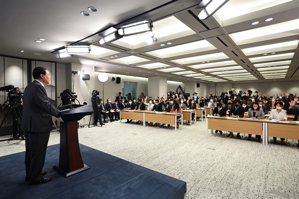 윤석열 대통령이 17일 용산 대통령실 청사 브리핑룸에서 취임 100일 기자회견을 하고 있다.