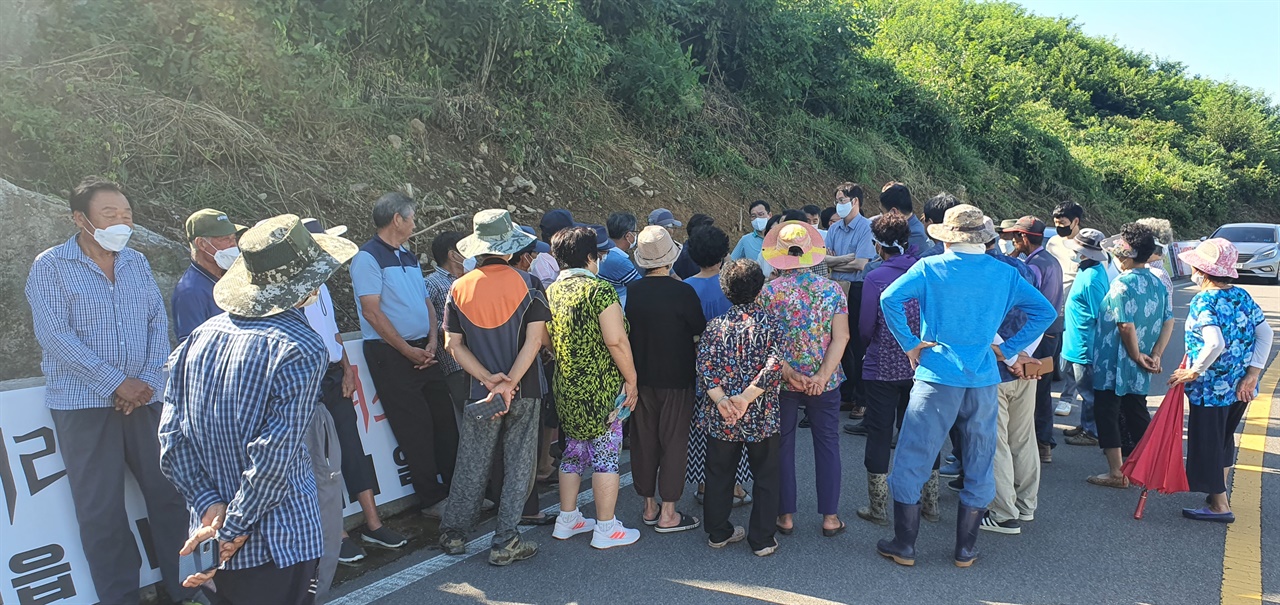 현장조사에 나선 기술검토위원들과 면담하고 있는 서천읍 두왕리, 동산리 주민들