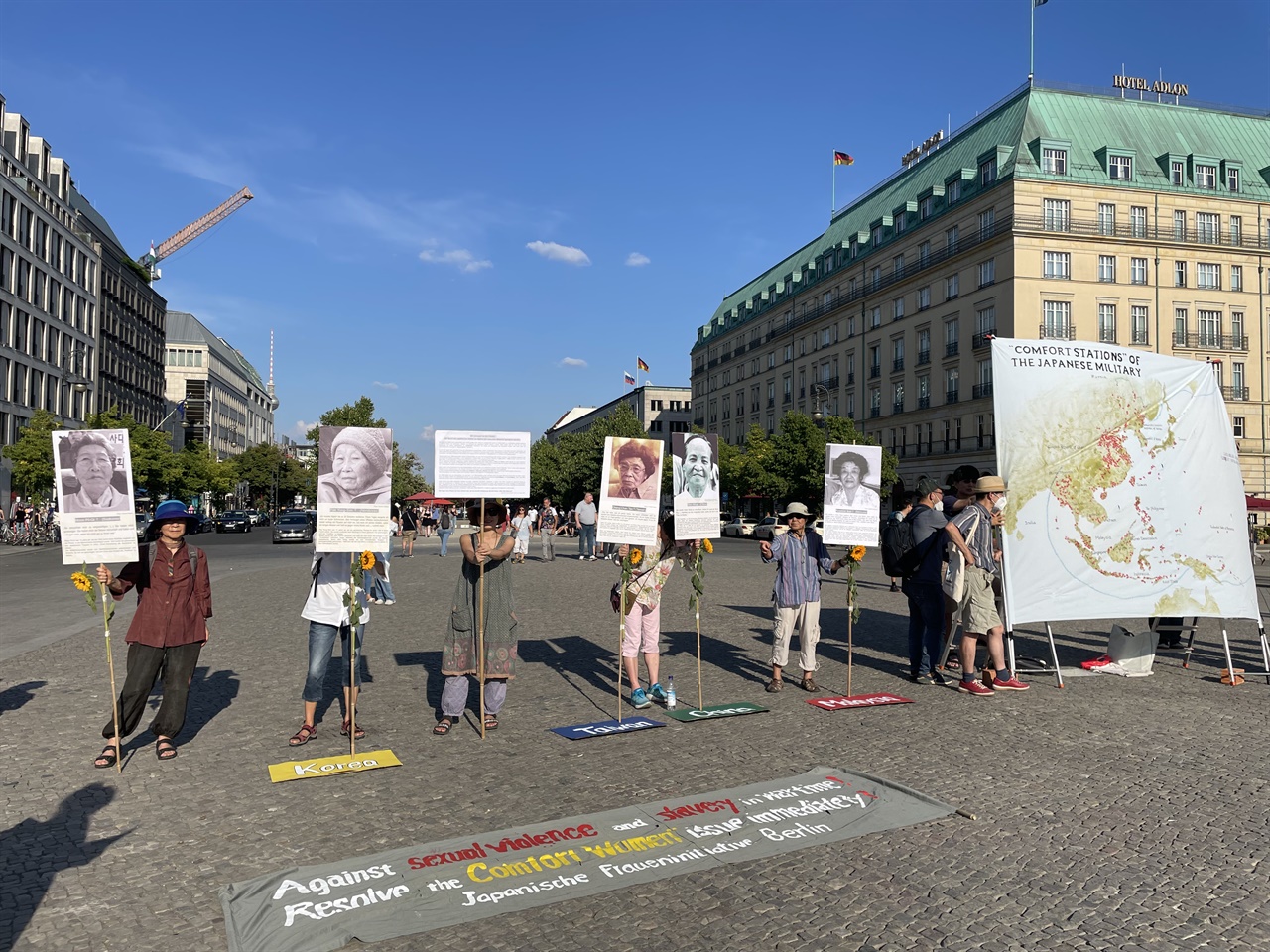 14일 기림일 시위에서 베를린일본여성모임이 위안소 지도와 피해자 사진을 들고 있다.