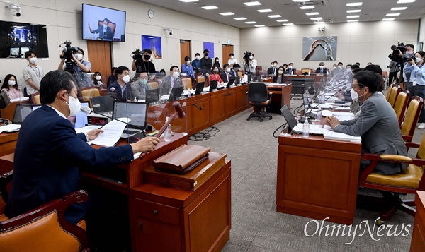 18일 서울 여의도 국회에서 열린 과학기술정보방송통신위원회 전체회의에서 정청래 위원장이 의사봉을 두드리고 있다.