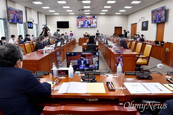 18일 서울 여의도 국회에서 열린 과학기술정보방송통신위원회 전체회의가 이종호 과학기술정보통신부 장관 불출석 및 국민의힘 의원들이 퇴장한 가운데 진행되고 있다.