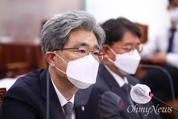 김상환 법원행정처장이 18일 국회에서 열린 법제사법위원회 전체회의에서 의원들의 질의에 답변하고 있다. 