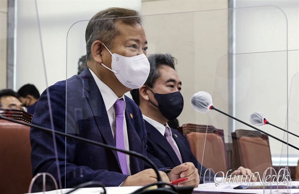 이상민 행정안전부 장관이 18일 국회에서 열린 행정안전위원회 전체회의에서 의원 질의에 답변하고 있다.