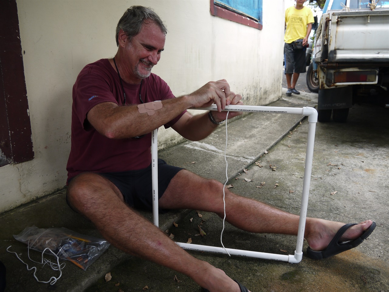 제주해군기지 산호조사를 위해 마이크로네시아에서 온 폼페이 해양환경연구소 소속의 사이먼 엘리스, 조사를 위한 방형구 틀을 만들고 있다