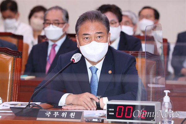 박진 외교부 장관이 지난 19일 오전 서울 여의도 국회에서 열린 외교통일위원회 전체회의에서 의원들의 질의에 답변하고 있다. 
