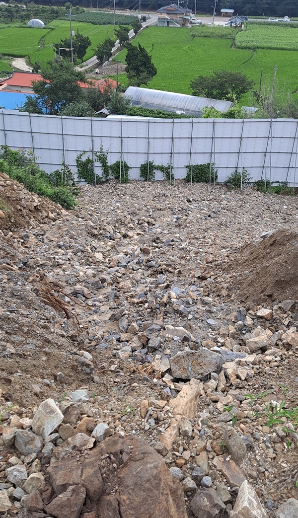 충남 청양군 온직리 서부내륙고속도로 현장이다. 지난 13일 내린 폭우로 공사 현장의 일부가 붕괴됐다. 흙이 민가로 쓸려나가는 것을 가설방음벽(방호벽)이 위태롭게 막아서고 있다. 