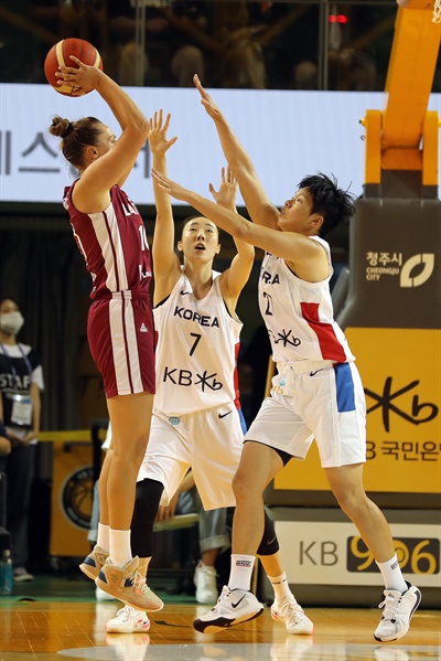 2022 여자농구 국가대표 평가전, 한국 대 라트비아 한국 여자농구 대표팀이 19일 충북 청주체육관에서 라트비아 대표팀과 친선경기를 벌이고 있다.