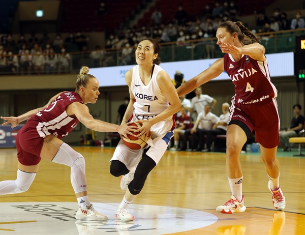 2022 여자농구 국가대표 평가전, 한국 대 라트비아  한국 여자농구 대표팀이 19일 충북 청주체육관에서 라트비아 대표팀과 친선경기를 벌이고 있다.