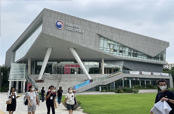          국립한글박물관은 재외 한국어 교육자들의 필수 코스입니다.