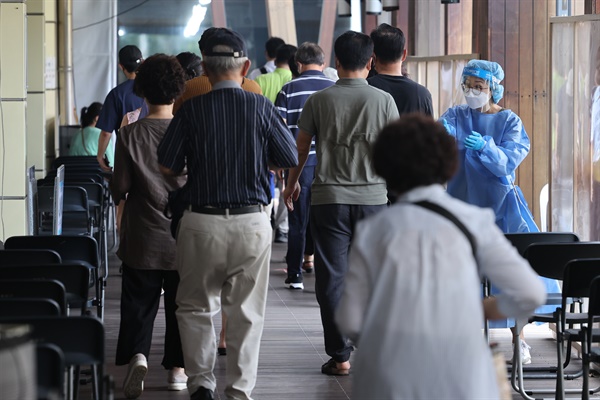 지난 8월 21일 오전 서울 송파구 보건소 선별진료소를 찾은 시민들이 검사 순서를 기다리고 있다.