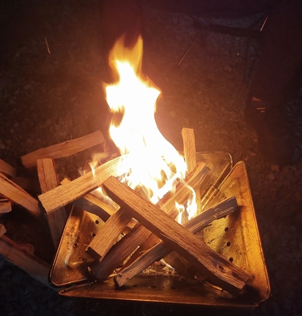 캠핑과 모닥불 저녁을 먹은 후 모닥불에 불을 피우고 오래도록 바라보았다.