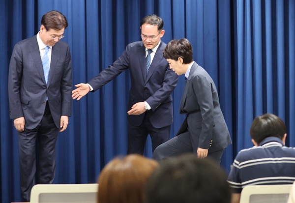 김은혜 신임 홍보수석(오른쪽부터), 임종득 국가안보실 2차장, 이관섭 정책기획수석이 21일 서울 용산 대통령실 청사에서 열린 김대기 비서실장 인적쇄신 브리핑에 참석하고 있다.