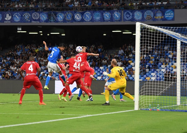  2022-2023 이탈리아 세리에A 몬차와의 경기에서 후반 추가시간 헤더로 데뷔골을 터뜨리는 나폴리 김민재