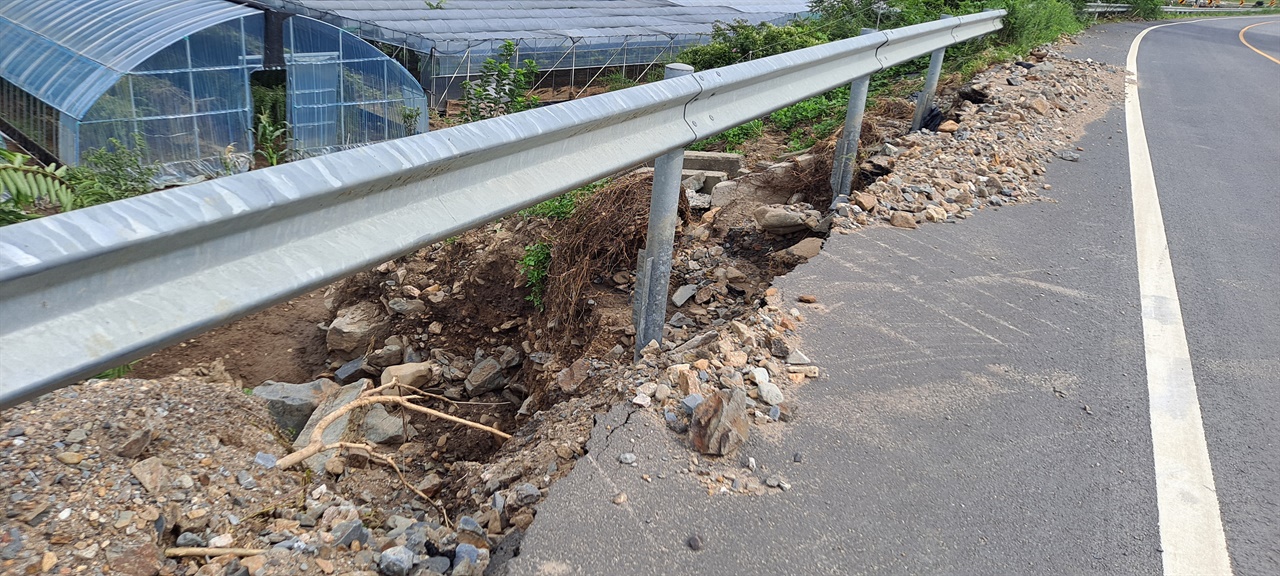 청양군 남양면 29번 국도 주변에서는 폭우로 파손된 도로가 곳곳에서 목격되고 있다.  