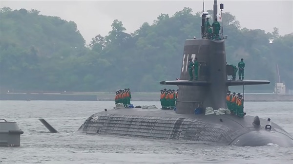 일본 해상자위대 잠수함의 출항 모습