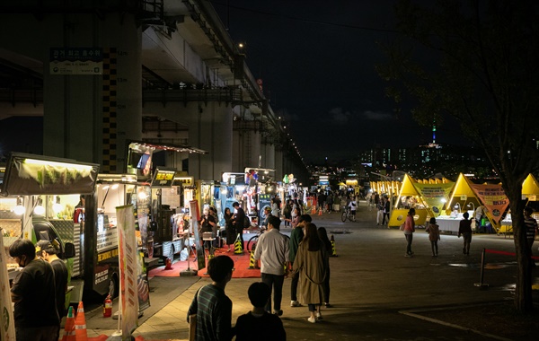 서울시가 8월 26일부터 10월 말까지 매주 금∼토요일 반포 한강공원에서 '한강달빛야시장'을 운영한다고 22일 밝혔다. 사진은 서울 한강 야시장 전경.