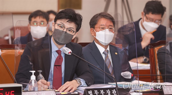한동훈 법무부 장관이 22일 서울 여의도 국회에서 열린 법제사법위원회 전체회의에서 의원 질의에 답변하고 있다.