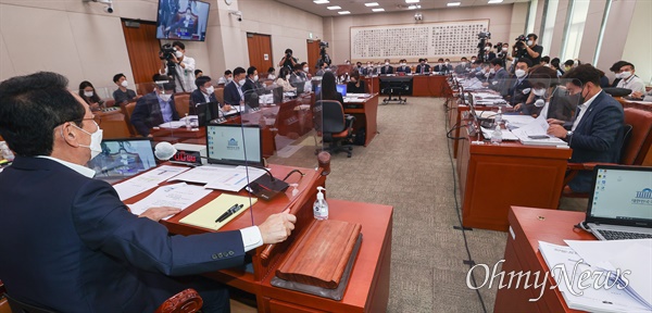 22일 서울 여의도 국회에서 열린 법제사법위원회 전체회의에서 김도읍 위원장이 의사봉을 두드리고 있다.