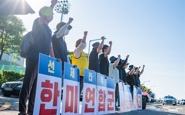 8.15대회 부산추진위 소속 단체들이 22일 부산시 남구 백운포 해군작전사령부 앞에서 한미연합연습 중단을 촉구하는 선전전을 진행하고 있다.