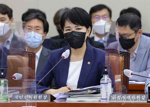 전현희 국민권익위원장이 지난 8월 22일 서울 여의도 국회에서 열린 정무위원회 전체회의에서 질의에 답하고 있다.