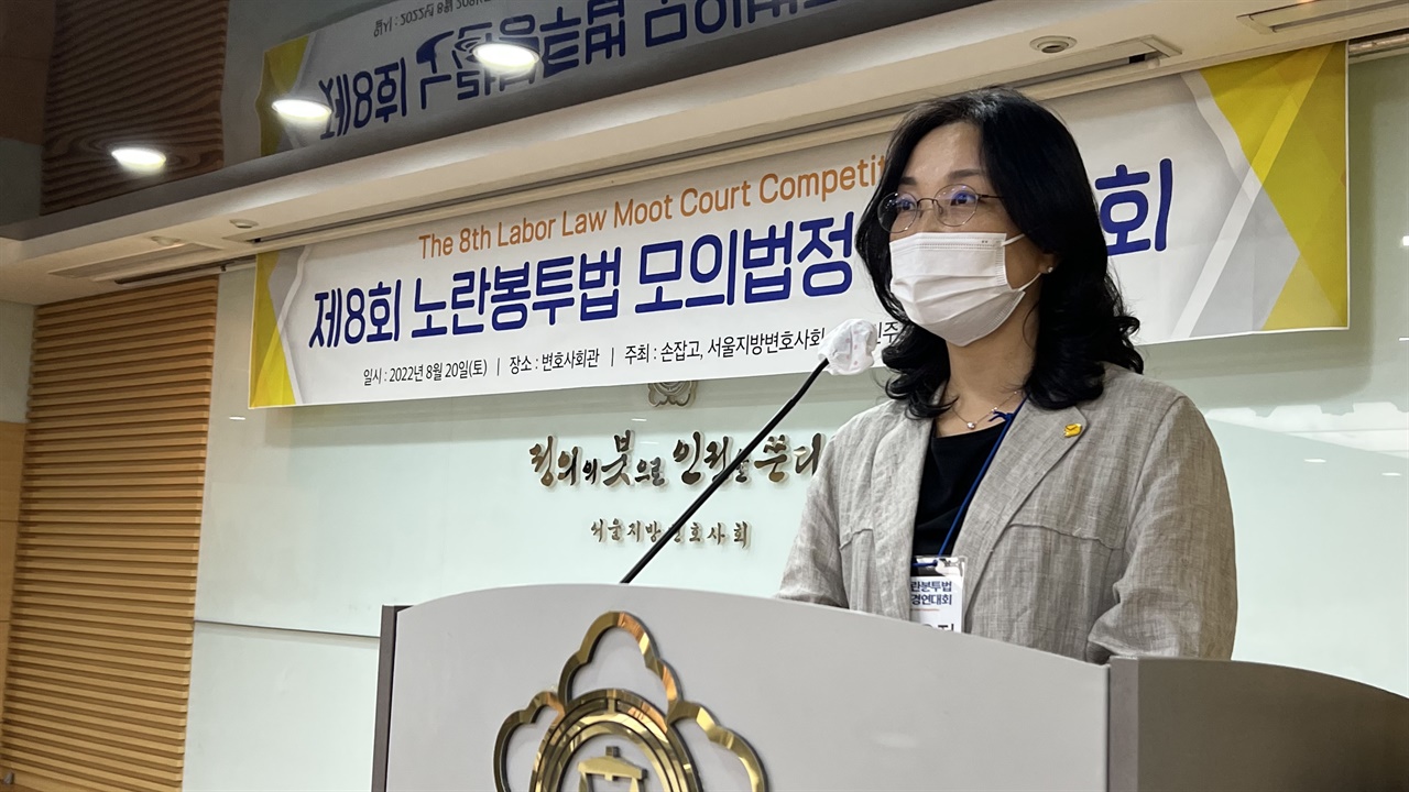 심사위원장을 맡은 박은정 교수(인제대)가 심사위원장 강평을 하고 있다.
