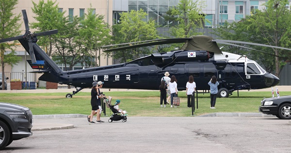 용산공원 시범개방 연장기간 마지막 날이었던 6월 26일 오전 서울 용산공원을 찾은 시민들이 대통령실 앞뜰에 전시된 헬기를 관람하고 있다. 2022.6.26
