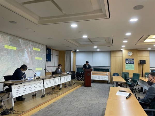 국방대 김영환 박사가 구글어스를 활용해 봉오동무관학교 연병장과 병영막사 추정지를 발표하는 모습.