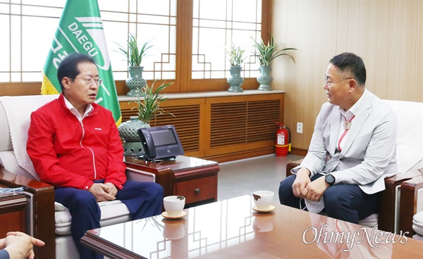  지난 19일 대구시청에서 홍준표 대구시장과 김재욱 칠곡군수가 만나 대구 도심에 있는 군부대를 칠곡에 이전하는 방안에 대해 최우선 검토하기로 합의했다.