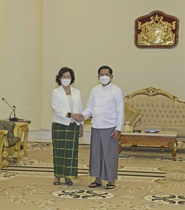 8월17일 미얀마 네피도에서 군부 지도자 민 아웅 흘라잉을 만난 유엔 미얀마 특사 놀린 헤이저