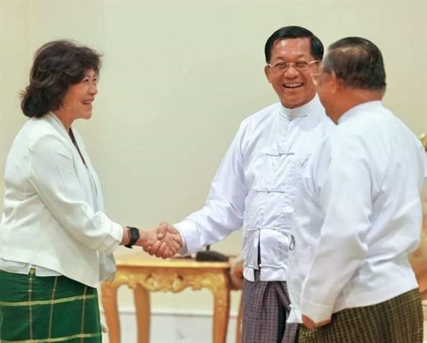 8월17일 네피도에서 유엔 미얀마 특사 놀린 헤이저와 군부 지도자 민 아웅 흘라잉이 웃으며 악수하고 있다.