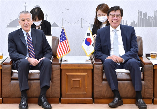 박형준 부산시장이 22일 부산시청에서 필립 골드버그 주한 미국대사를 만나 부산엑스포 유치 지지를 당부하고 있다.
