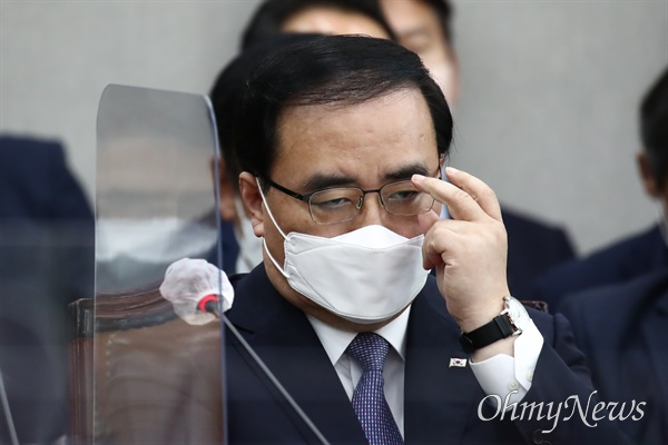 김성한 국가안보실장이 지난달 23일 오후 국회에서 열린 운영위원회 전체회의에서 안경을 고쳐쓰고 있다.