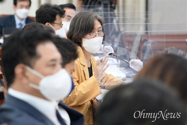 더불어민주당 강민정 의원이 23일 오후 서울 여의도 국회에서 열린 운영위원회 전체회의에서 질의하고 있다. 