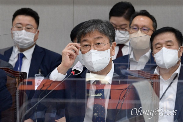 김대기 대통령 비서실장이 23일 오후 국회에서 열린 운영위 전체회의에서 안경을 고쳐쓰고 있다. 