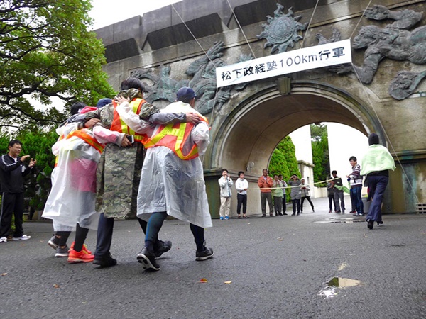 김보람씨와 동기들이 100km 행군의 종착점인 정경숙 정문으로 걸어들어오는 모습 
