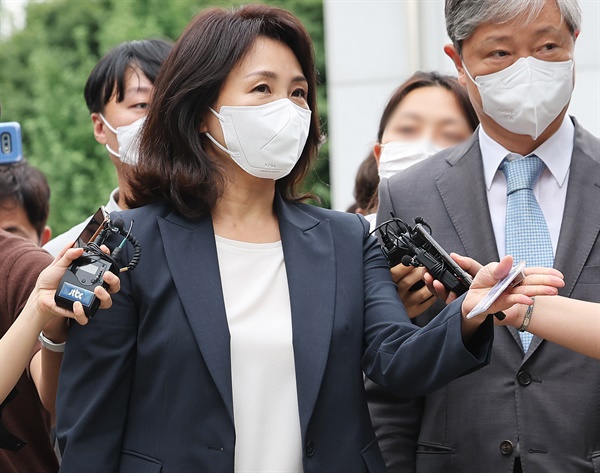  더불어민주당 이재명 의원 배우자 김혜경 씨가 '법인카드 유용 의혹' 관련 조사를 받기 위해 23일 오후 경기도 수원시 경기남부경찰청으로 출석하고 있다. 2022.8.23