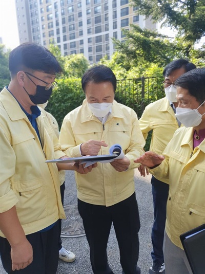 옹벽 붕괴 위험 우려가 제기된 성남 제일초등학교 상황을 파악하고 있는 임태희 경기도교육감