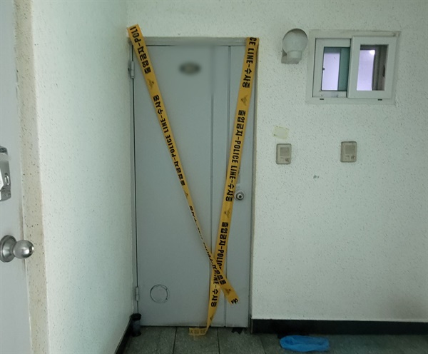 23일 오전 이틀 전 숨진 채 발견된 수원 세 모녀가 살던 경기 수원시 권선구의 한 다세대 주택 1층 집 현관문에 엑스자 형태로 폴리스라인이 쳐져 있다.