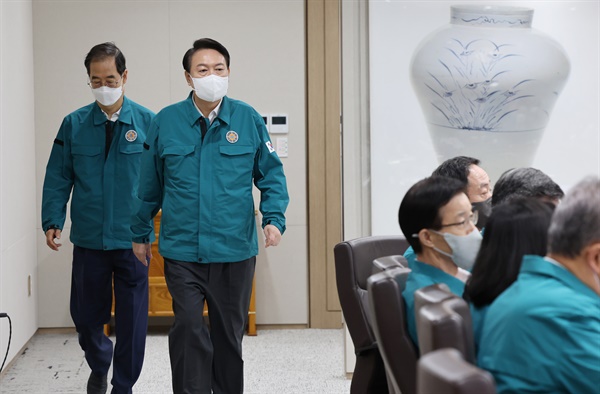 2022년 월 22일 윤석열 대통령이 서울 용산 대통령실 청사에서 열린 을지 국무회의를 주재하기 위해 회의실로 들어서고 있다. 