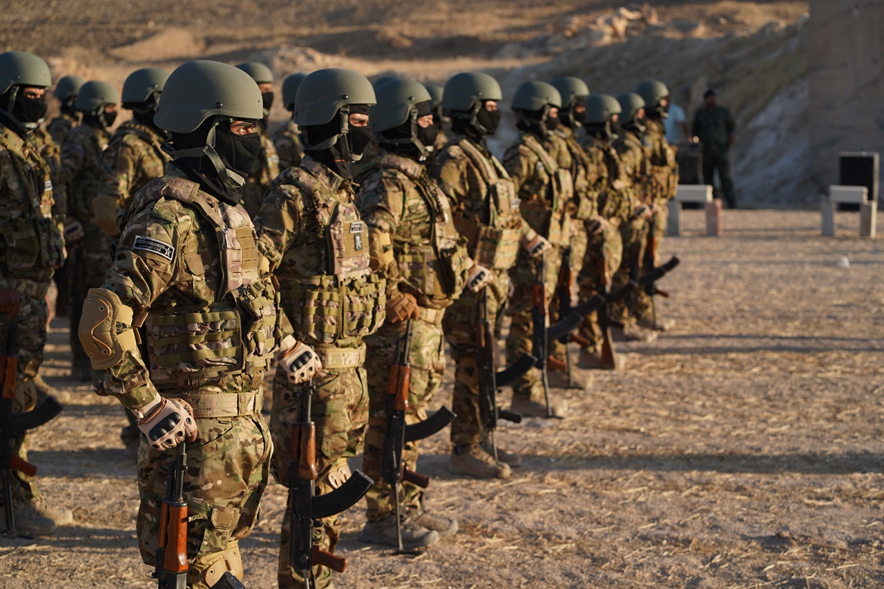 쿠르드민병대 국제여단 병사들이 사열하고 있다. 