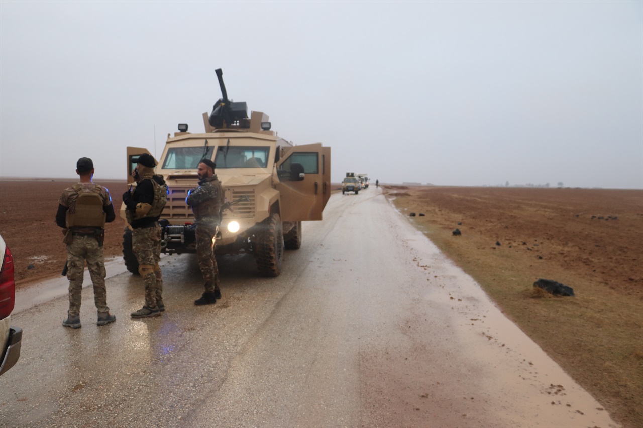 YPG Int’l 부대원들은 정찰 중 적진을 바라보고 있다. 