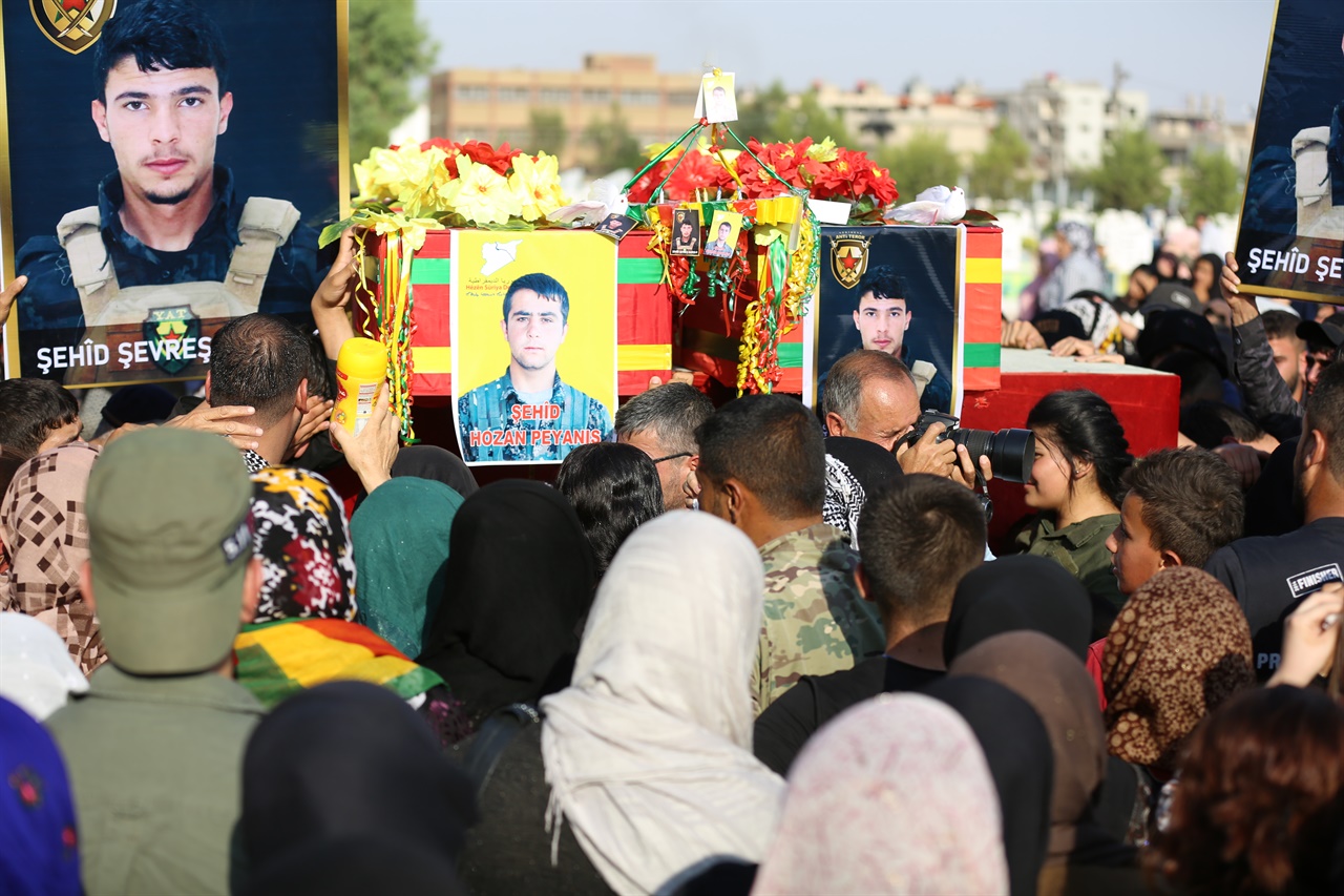 쿠르드족 주민들이 순교자들의 장례식을 벌이고 있다.  ISIS, 튀르키예와 싸우며 순교자는 매일 발생한다. 