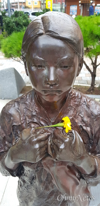 창원마산 오동동문화광장 인근에 있는 일본군 위안부 피해자를 기리는 '인권자주평화 다짐비'.