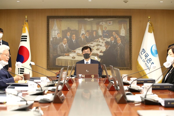 이창용 한국은행 총재가 25일 오전 서울 중구 한국은행에서 열린 금융통화위원회 본회의를 주재하고 있다.