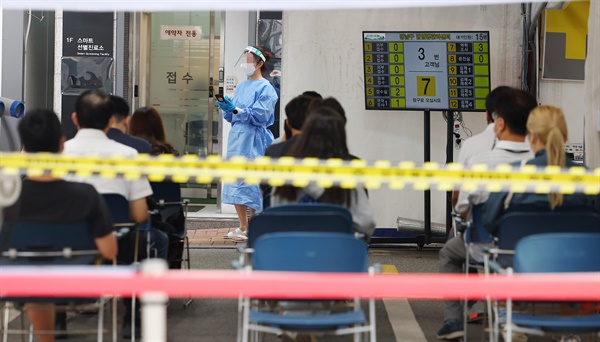 25일 오전 서울 강남구보건소에 마련된 코로나19 임시선별진료소를 찾은 시민들이 검사를 기다리고 있다. 중앙방역대책본부에 따르면 이날 0시 기준 신규확진자 수는 11만3371명, 위중증 환자는 566명을 기록했다. 사망자는 108명을 기록해 118일 만에 사망자 수가 100명을 넘어섰다. 